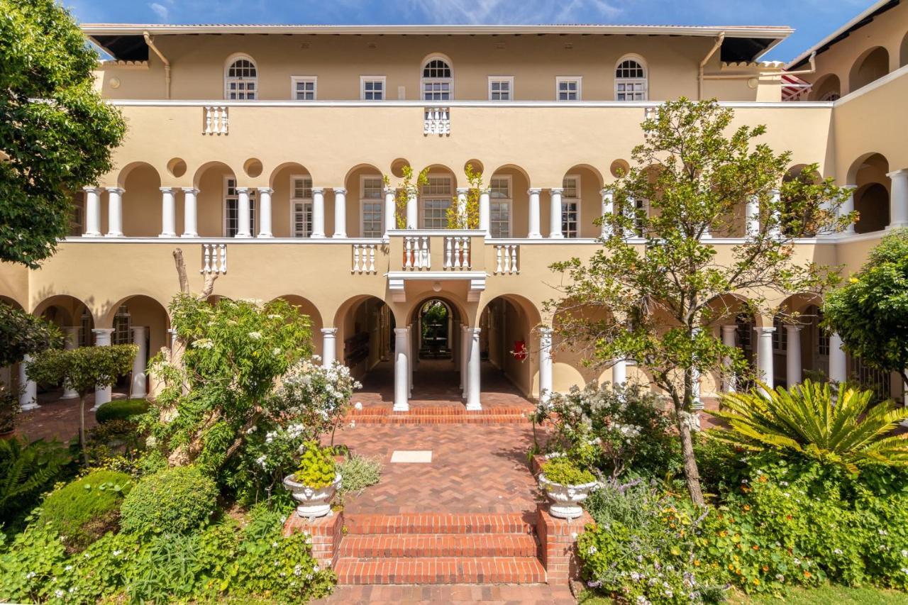 Historical Victoria Court Apartment