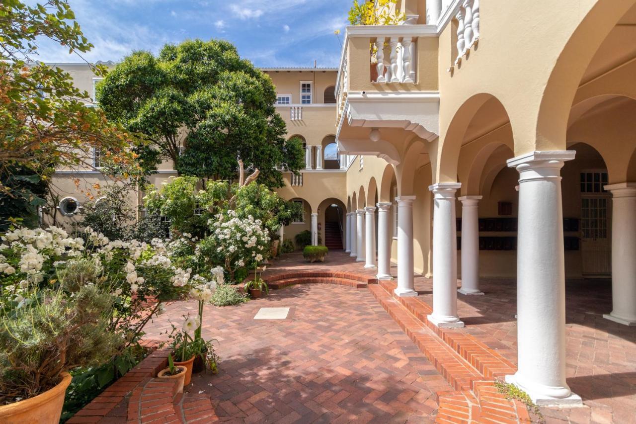 Victoria Court Apartments,